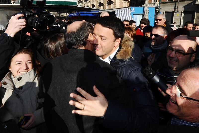 L'abbraccio tra Renzi e Bersani al mercato San Paolo di Torino